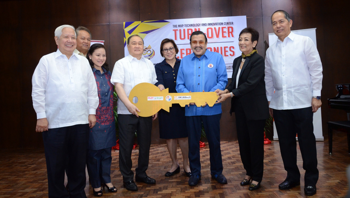 PLDT-Smart Chairman and CEO Manuel V. Pangilinan turns over the symbolic key of the MVP Technology and Innovation Center to Manila City Mayor Joseph Ejercito Estrada and Pamantasan ng Lungsod ng Maynila President Leonora De Jesus. With them are, from left: Meralco President and CEO Oscar Reyes, PLDT Group Chief Revenue Officer Eric Alberto, PLDT-Smart Foundation President Esther Santos, Former Senator Teresa Aquino-Oreta, and Board of Regents Member Atty. Bienvenido E. Laguesma. 